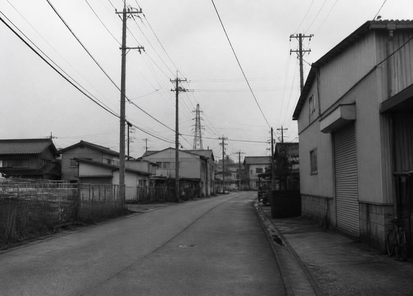 千葉の郊外の街並みと電線